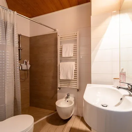 Viale Lecco By Wonderful Italy * Côme